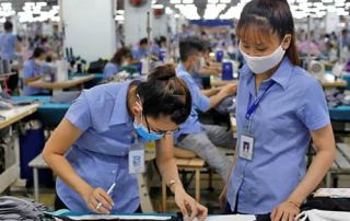 Yilan Factory Qc Is Proceeding Inline Inspection In Workshop